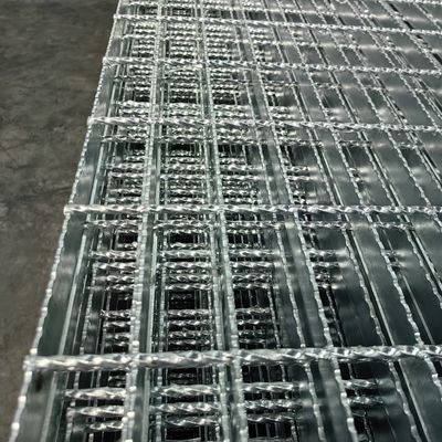 Ucuz Uyumlu Sıcak Dondurulmuş Galvanizli Dırnaqlı Izgara 30 X 5 mm Galvanizli Dişli Çelik Izgara