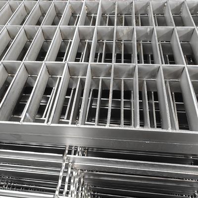 Modern Endüstriyel Çelik Izgaralar Gümüşte 30mm Düz Çubuk Aralıklı