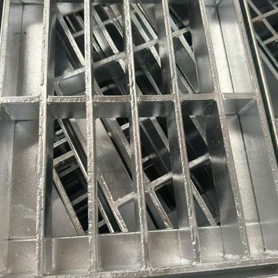 Lazer Kesme Heteroseksüel Çelik ızgara Depo kullanımı için çeşitli şekillerde bükme