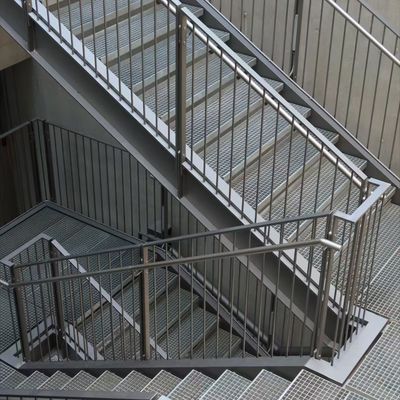 Endüstriyel Modern Paslanmaz Çelik Yer ızgaraları Galvanizli Taşıma Çubuğu ile