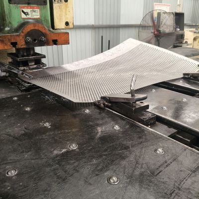 Uzunluğu 3000mm Metal Perforated Sheet In Black Heavy-Duty And Temperature Environments için