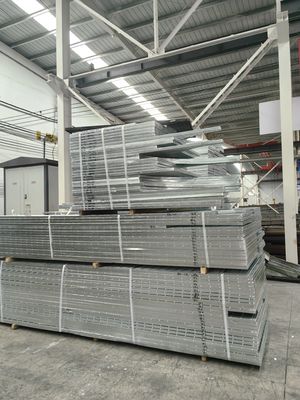 Halkın İçeği Alanı Saldırılmış Ağ Tekniği ve 50mm * 5mm rulman çubuğu ile Endüstriyel Çelik ızgara