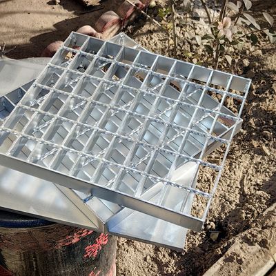 3-10mm Kalınlığı Kaymaz Izgara Sıcak Dip Galvanize Yüzey Tedavisi Çelik Izgara