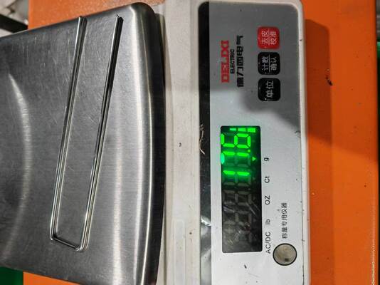 Amaç, ağ ekranlarını sabitlemek için çeşitli bahçe çivilerini kullanmaktır.