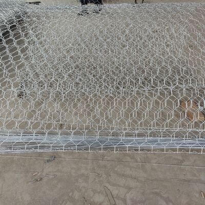 Yüksek mukavemetli metal tellerden örülmüş, hidrolik mühendislik ve çevre yönetiminde kullanılan gabion tel örgü kafesleri