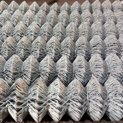 Mükemmel Sıkıştırma ve Çekme Performansı Sağlayan Eşit Dağıtılmış Deliklere Sahip Dayanıklı Metal Ağlı Zincir Bağlantılı Çit