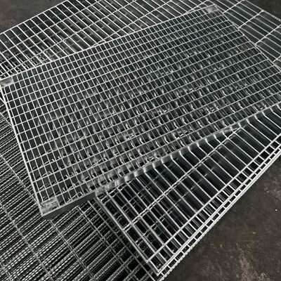 Endüstriyel çelik ızgaralar profesyonel parametrelere sahiptir ve OSHA ve EN performans standartlarına uymaktadır.